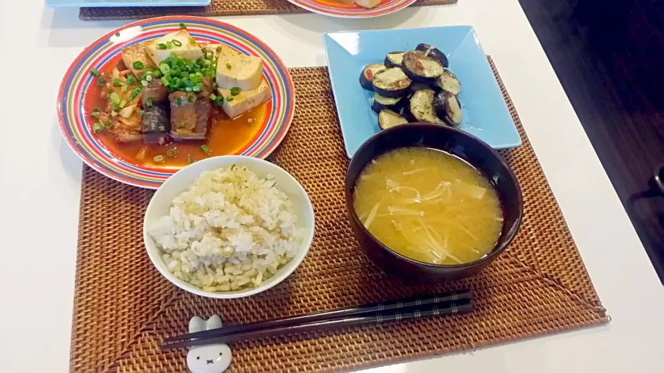 Snapdishの料理写真:今日の夕食　鯖の味噌煮缶のキムチ煮、なすのチーズ焼き、玄米、えのきの味噌汁|pinknari🐰🌈さん