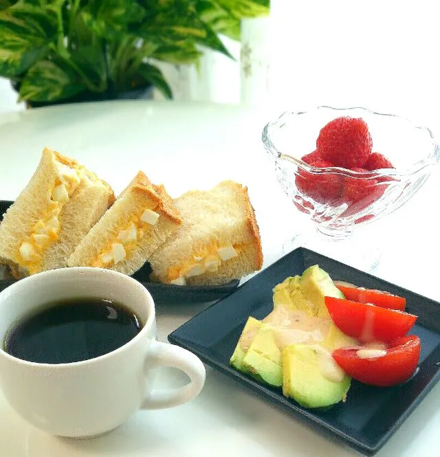 Breakfast 🍴 Homemade bread 🍞 Egg sandwiches💕自家製パンで卵サンド 🐣 苺 珈琲 #おうちごはん #うちカフェ|まめさん