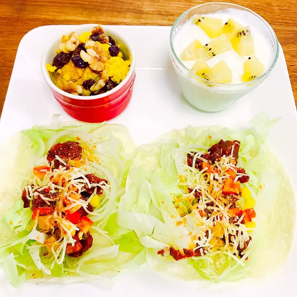 Snapdishの料理写真:メキシカンタコス🌮、焼きバナナマスカルポーネパンプキンサラダ🍌🎃🥗、ゴールデンキウイヨーグルト🥝|長谷川裕子さん