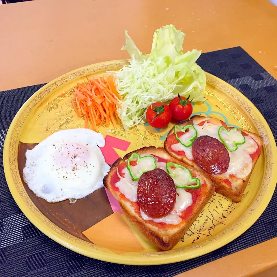 今日の昼食!  (^-^)
・野菜サラダ
・目玉焼き
・ピザトースト|Kei Satoさん