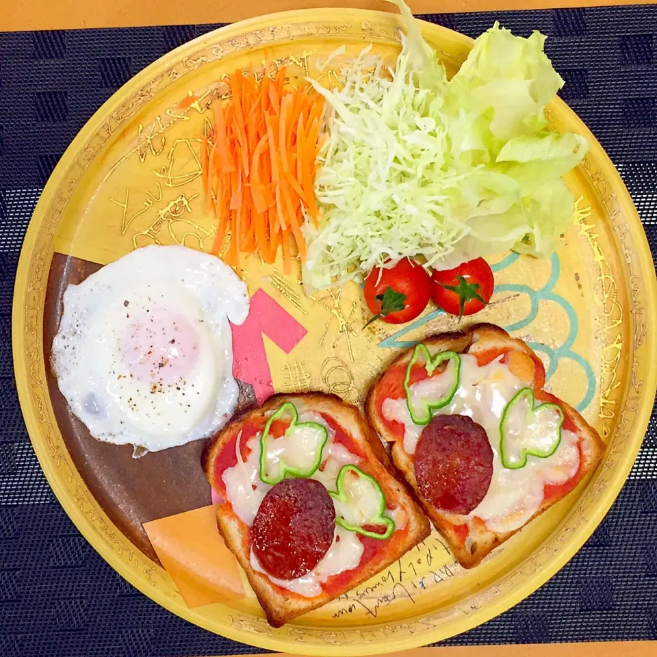 今日の昼食!  (^-^)
・野菜サラダ
・目玉焼き
・ピザトースト|Kei Satoさん