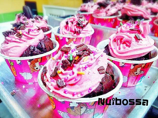 "Chocolate Oreo Cupcake"😁💚💛|nuibossa fb.Nui Bossaさん