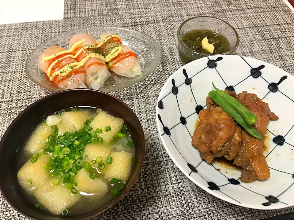 ばんごはん。鶏手羽元煮、めかぶ、生春巻き。|yukiさん