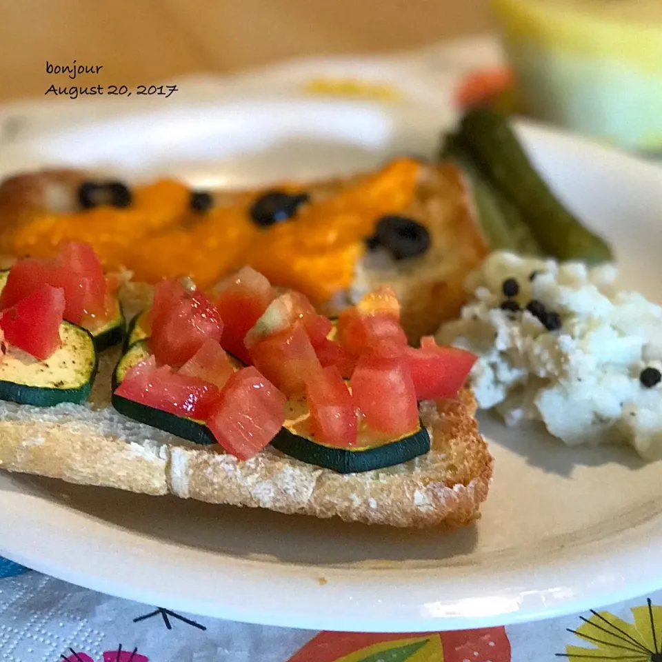 ズッキーニとトマト🍅チーズ ブラックオリーブのオープンサンド|yasuko murakamiさん