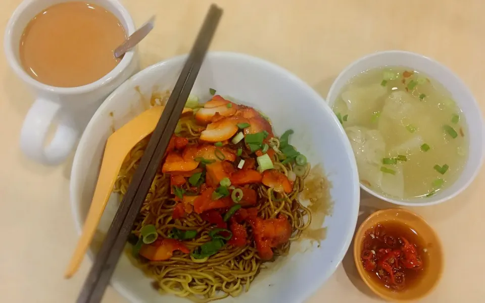 Singapore local Food: Chicken Char Chew, Dried noodles and Wanton soup. Hot Milk Tea.|tracyさん