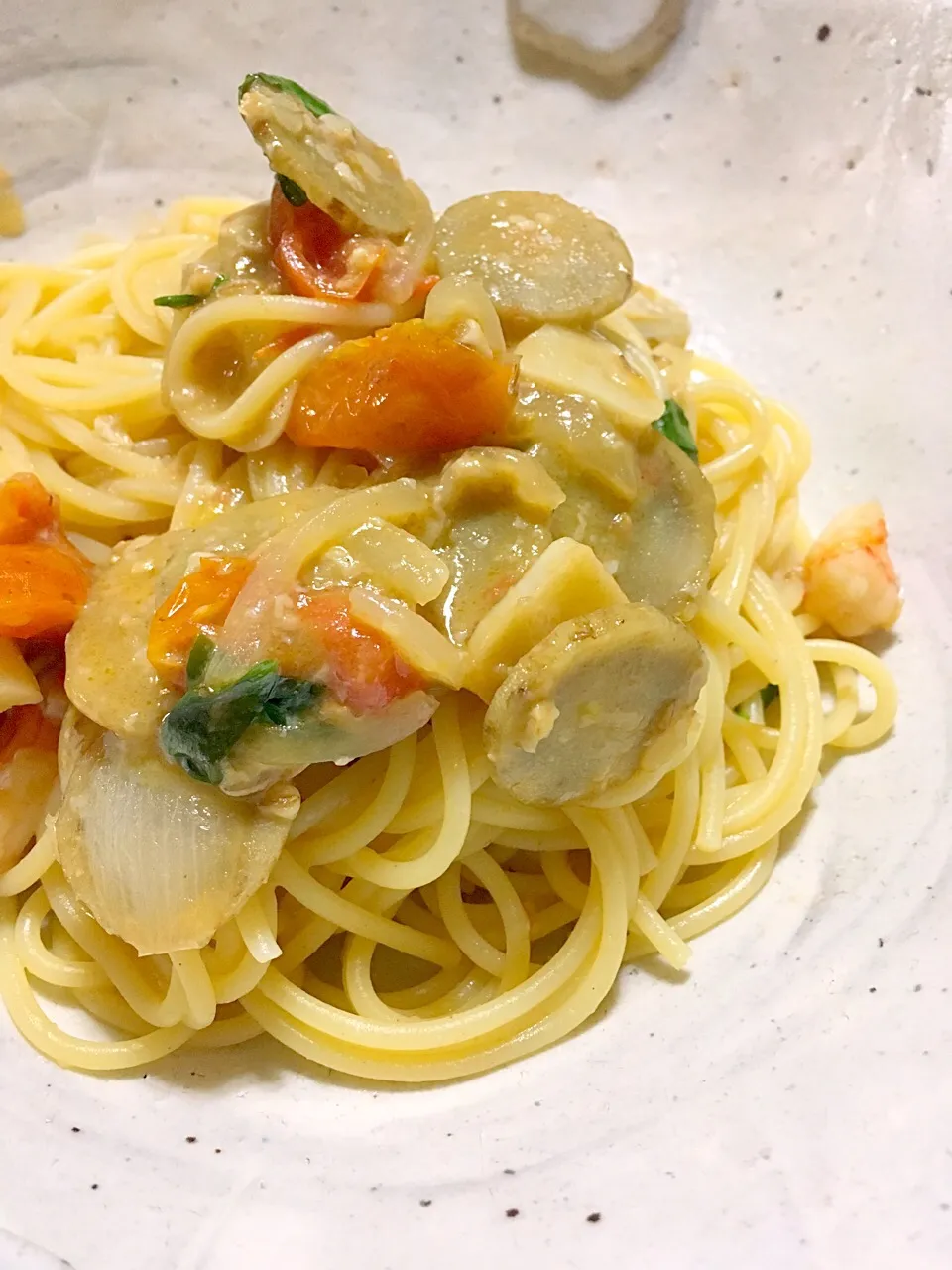 お昼ご飯はパスタ！
創作料理の新メニュー❤️
ゴボウと海老🦐の家庭菜園バジルたっぷりトマト味噌パスタ|さくたえさん