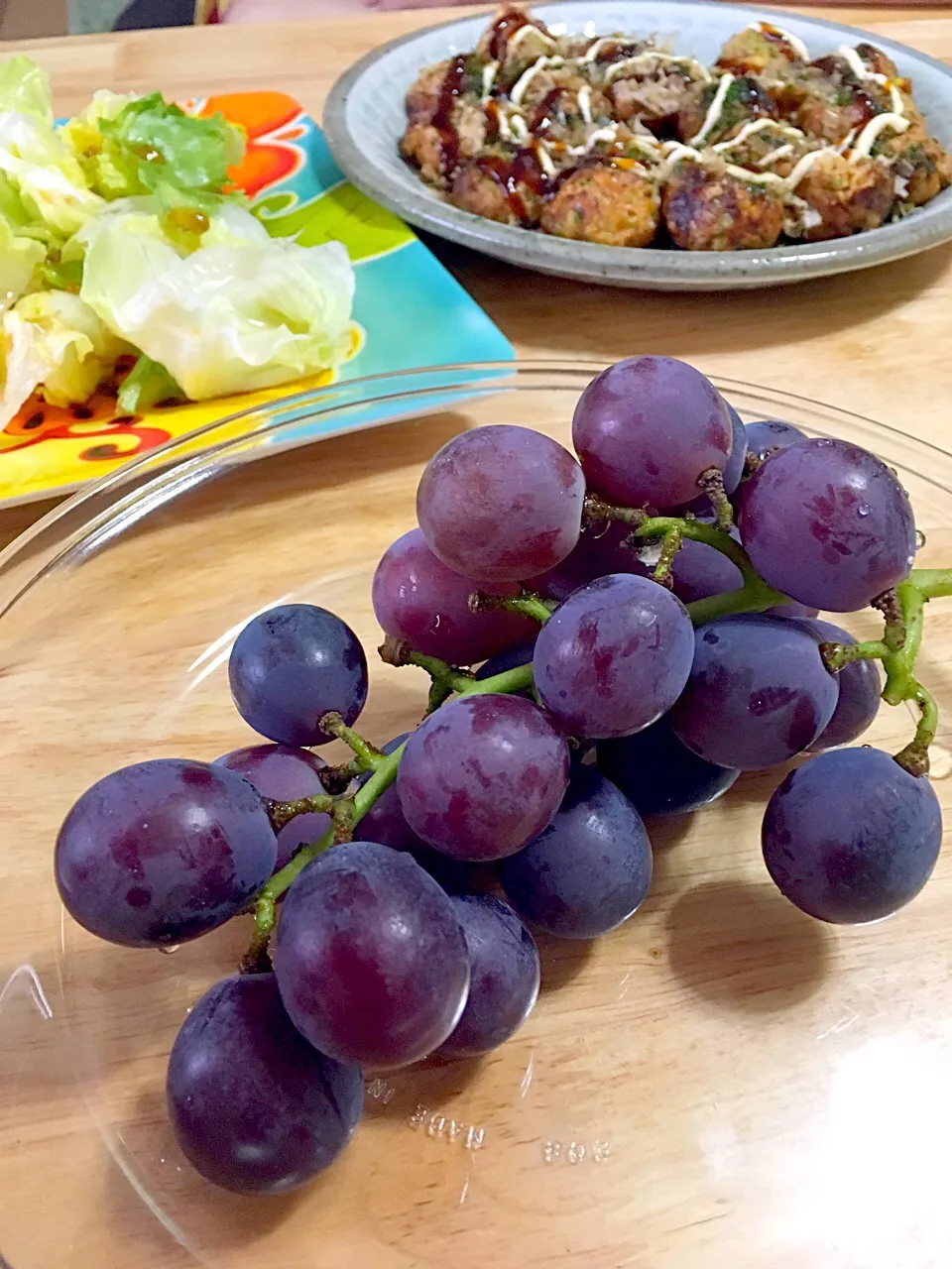 昨日のテキトーお昼ご飯(｡ ﾉ∀<)σ
自家製冷凍タコ焼き
レタスのサラダ
ぶどう🍇|さくたえさん