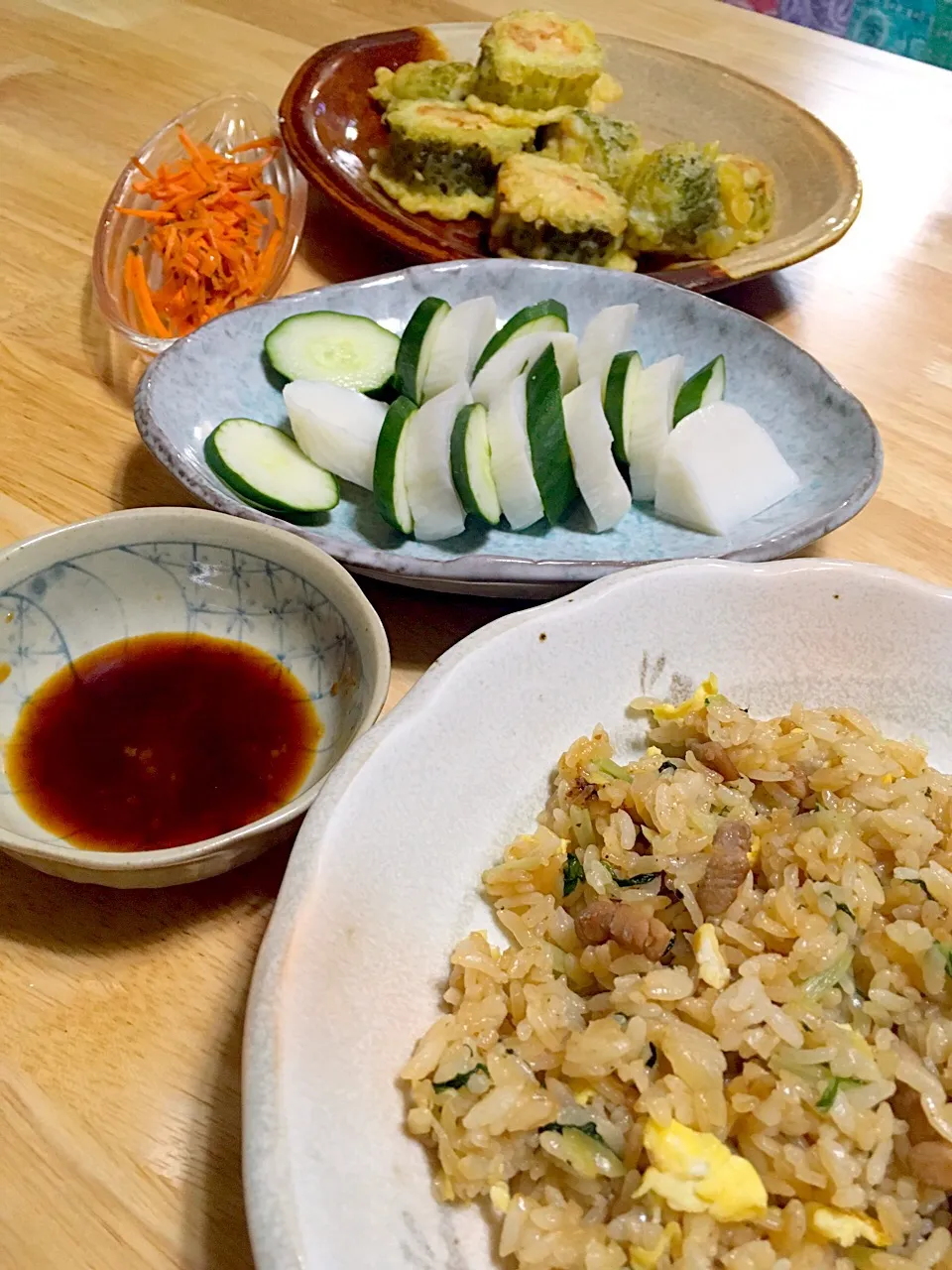 Snapdishの料理写真:今日は早めの晩ごはん´◡`
ゴーヤのささミンチ詰めカレー風味の天ぷら
下関の蒲鉾ときゅうりのお刺身
ガーリックチャーハン|さくたえさん