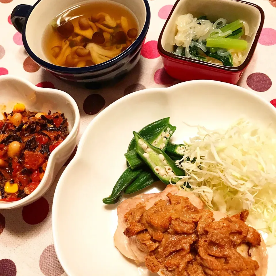 鶏肉のピーナッツバター焼き♡小松菜としらたきの和え物♡ひじきのトマト煮♡きのこのすまし汁♡|まゆかさん