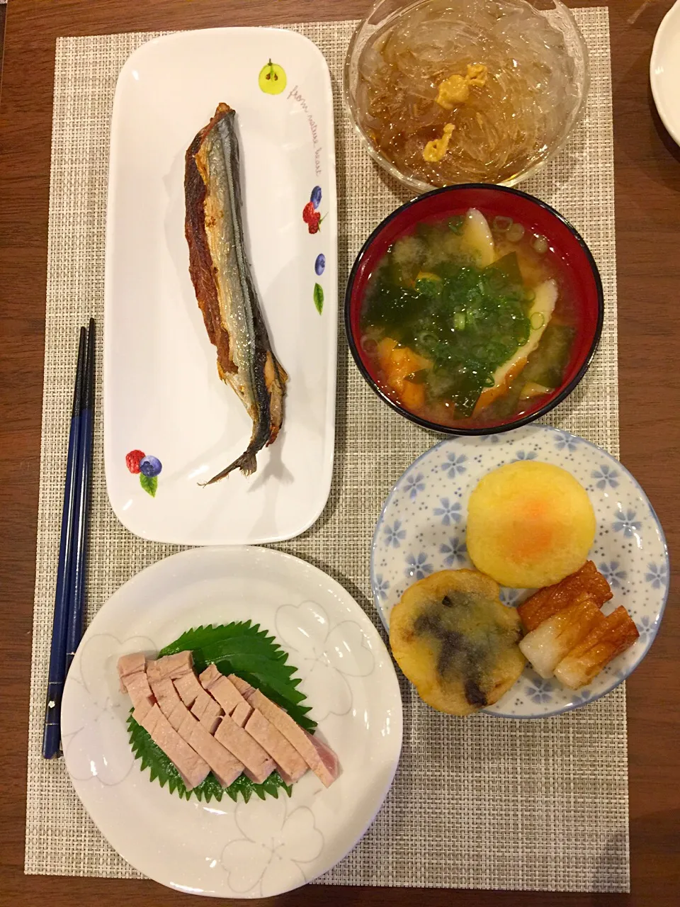 Snapdishの料理写真:さんまの塩焼き、漬けマグロ、いもモチ|浜@ちゃんさん