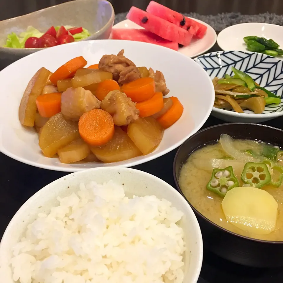 輪切りの人参🥕がカワイイ煮物😊のおかずの夕飯|ヨッチャンさん