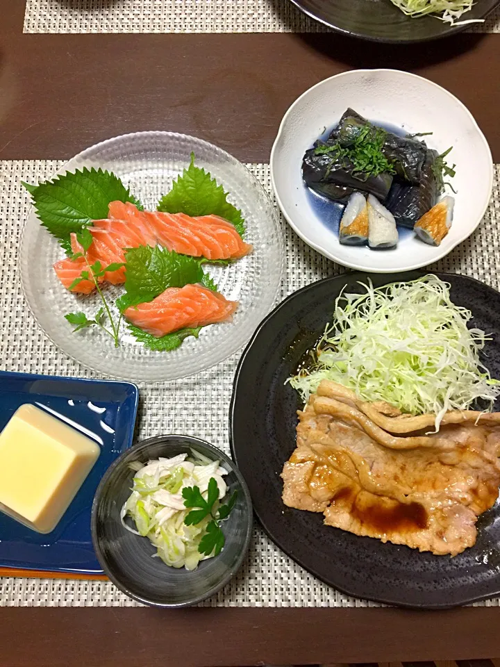 生姜焼き。サーモン刺身。なすのおばんざい。鶏肉とネギの和え物。|りょうさん