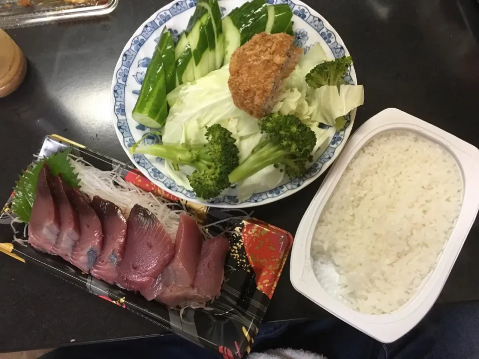 Snapdishの料理写真:#単身赴任飯 #夜ご飯 
#売り切り品#福島産生がつお|畑田 成治さん