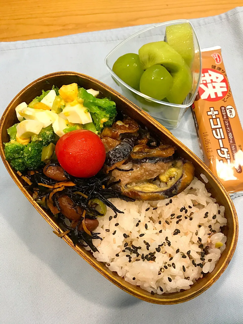 パパたろ弁当🍱

ごま塩ごはん
なすの挽肉チーズはさみ焼き
金時豆のひじき煮
ブロッコリーとゆで卵のサラダ
ミニトマト

シャインマスカット
キウイ🥝|ひななぎさん