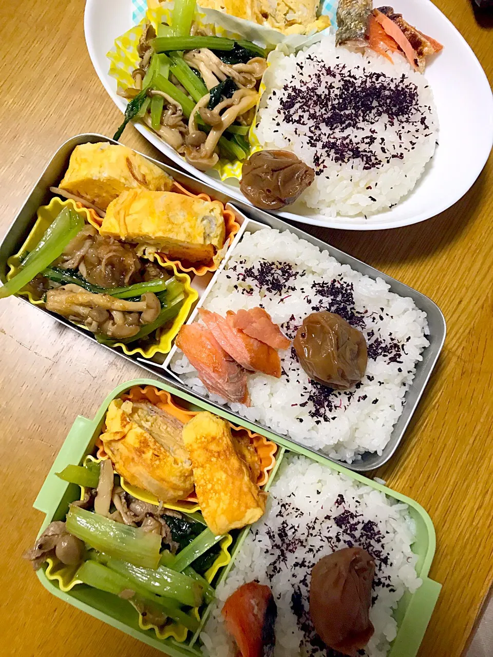 Snapdishの料理写真:牛肉と小松菜中華炒めとシラス入り卵焼き弁当。パパママ仕事弁、娘お留守弁。|めぐりんさん