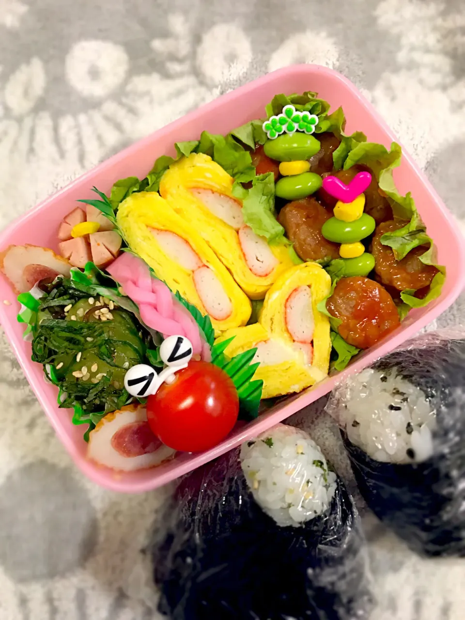 【おにぎり🍙オカズ詰め詰め】学童弁当〜カニカマ玉子焼き・ミートボール・きゅうり塩昆布和え〜 #夏休み弁当 #学童弁当 #おにぎり弁当|華恋さん