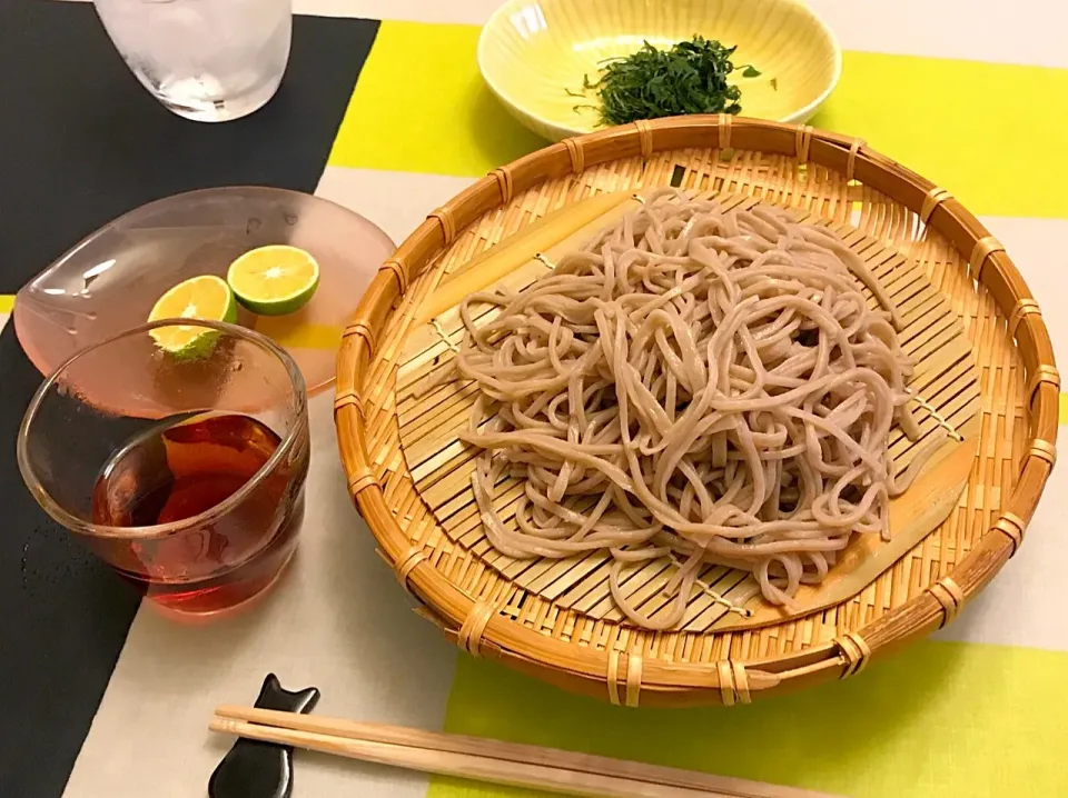 日曜の朝昼餉🍜すだちざるそばどす。ええ、ざるそばだけどす。聖水沐浴なんてとんでもない🍶|にゃあ（芸名）さん