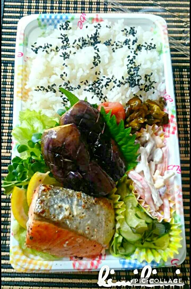 #使い捨てパック
我が家の老人に…                               感謝を込めて…
    鮭の幕の内弁当|kimi=kimi🌼Kitchenさん