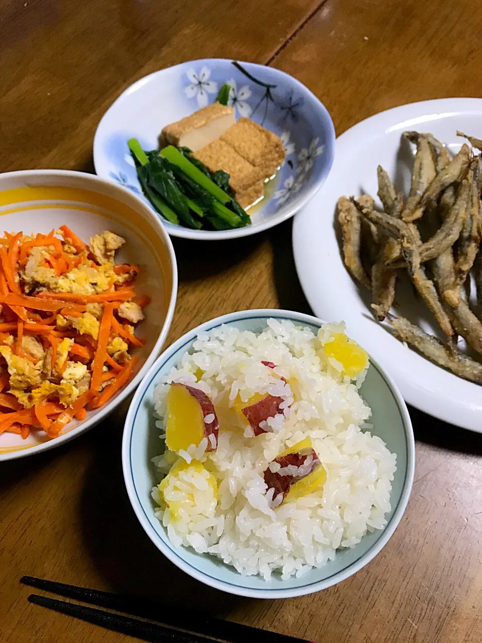 お昼ごはん🌿芋ご飯、人参しりしり、厚揚げと小松菜の煮物、キビナゴの竜田揚げ|perfuさん