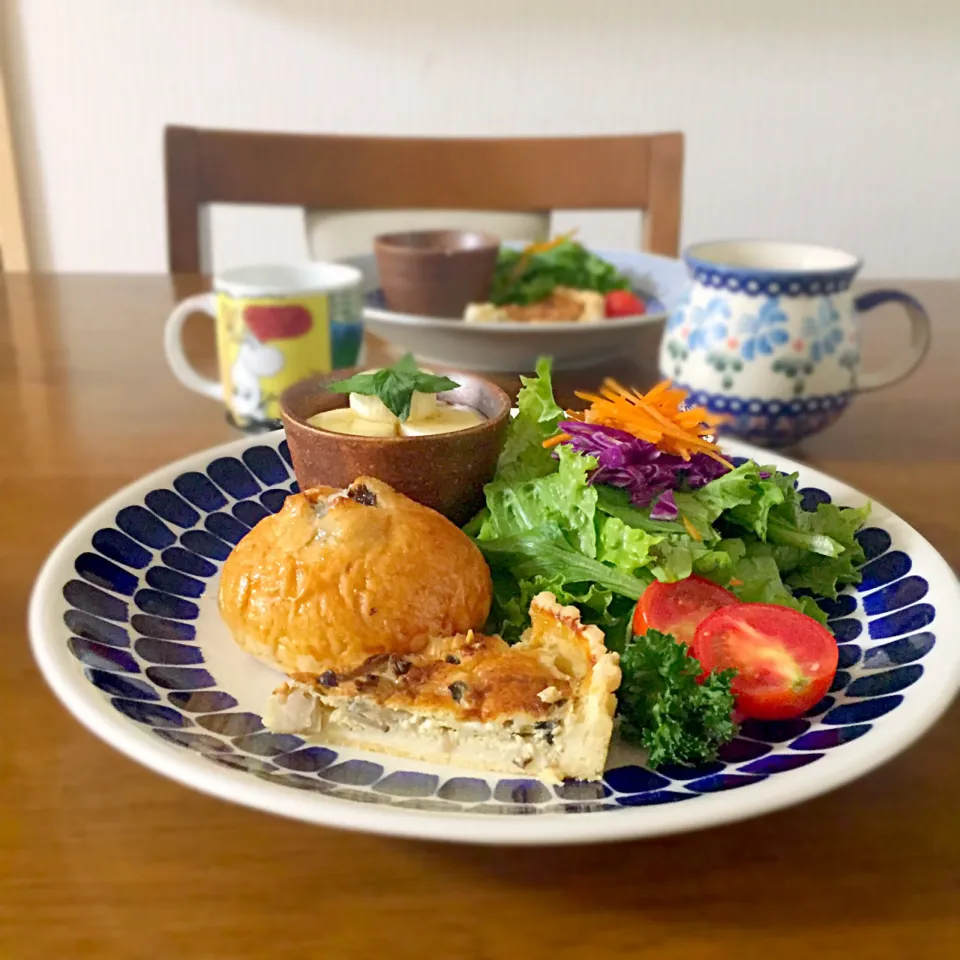 Snapdishの料理写真:レーズンパンとキノコのキッシュプレート🍄#おうちカフェ #朝ごはん #朝ごはんプレート #|ゆかりさん