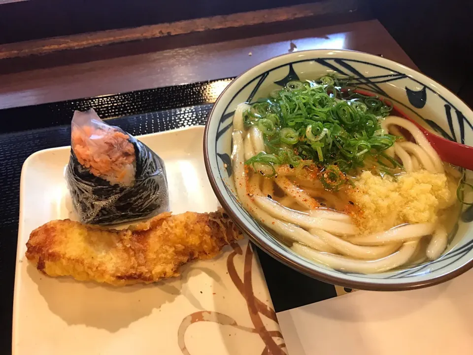 Snapdishの料理写真:丸亀ランチ✨かけ、とり天、鮭おにぎり|純さん