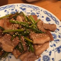 豚バラとニンニクの芽炒め|ひまわりんさん