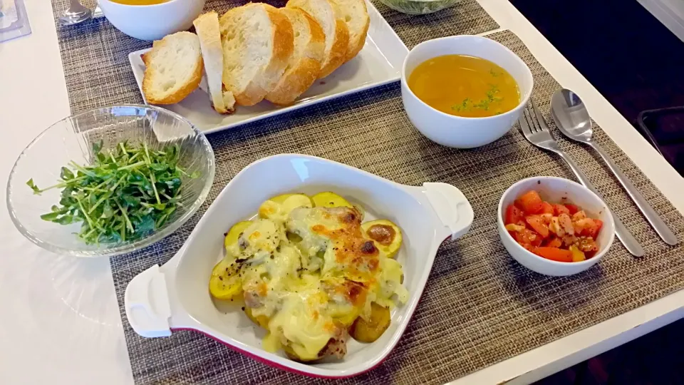 Snapdishの料理写真:今日の夕食　豚ヒレ肉のポテトグラタン、豆苗サラダ、トマトのブルスケッタ、玉ねぎのコンソメスープ|pinknari🐰🌈さん