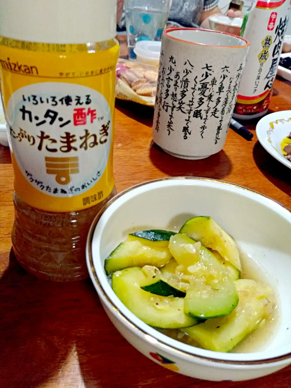 🌸うまい！めっちゃカンタン！
この間、カンタン黒酢の料理の賞品で頂いた
ミツカンさんのカンタン酢、
たっぷりたまねぎを使ってズッキーニの
カンタン酢炒め～～🎵😆🎶|りーちさん