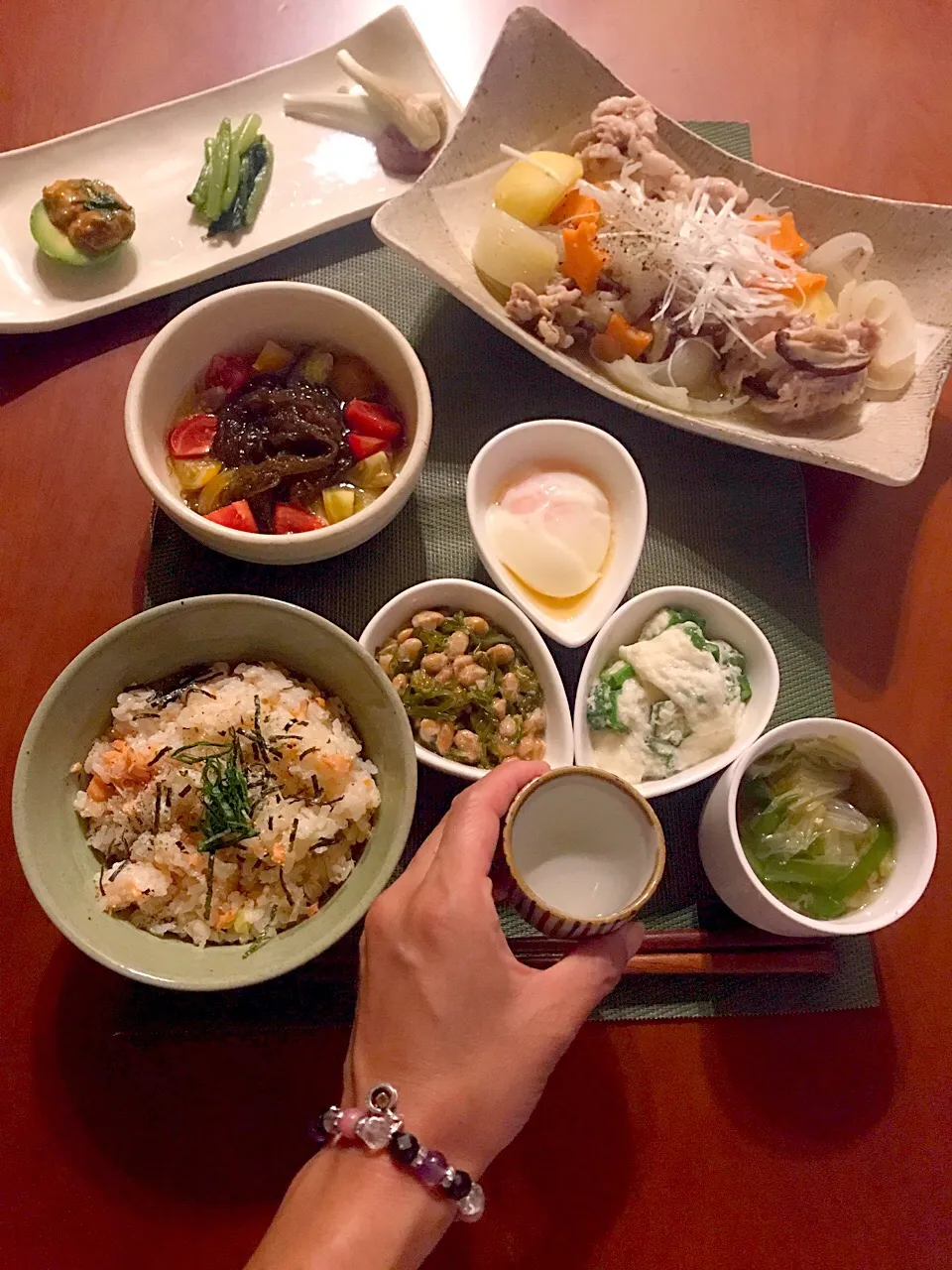 Today's Dinner🍴前菜･もずく酢ﾄﾏﾄ･豚ﾊﾞﾗの塩肉じゃが･焼き鮭混ぜ込みご飯･大和芋&ｵｸﾗ･めかぶ&納豆･白菜と韮のお味噌汁|🌈Ami🍻さん