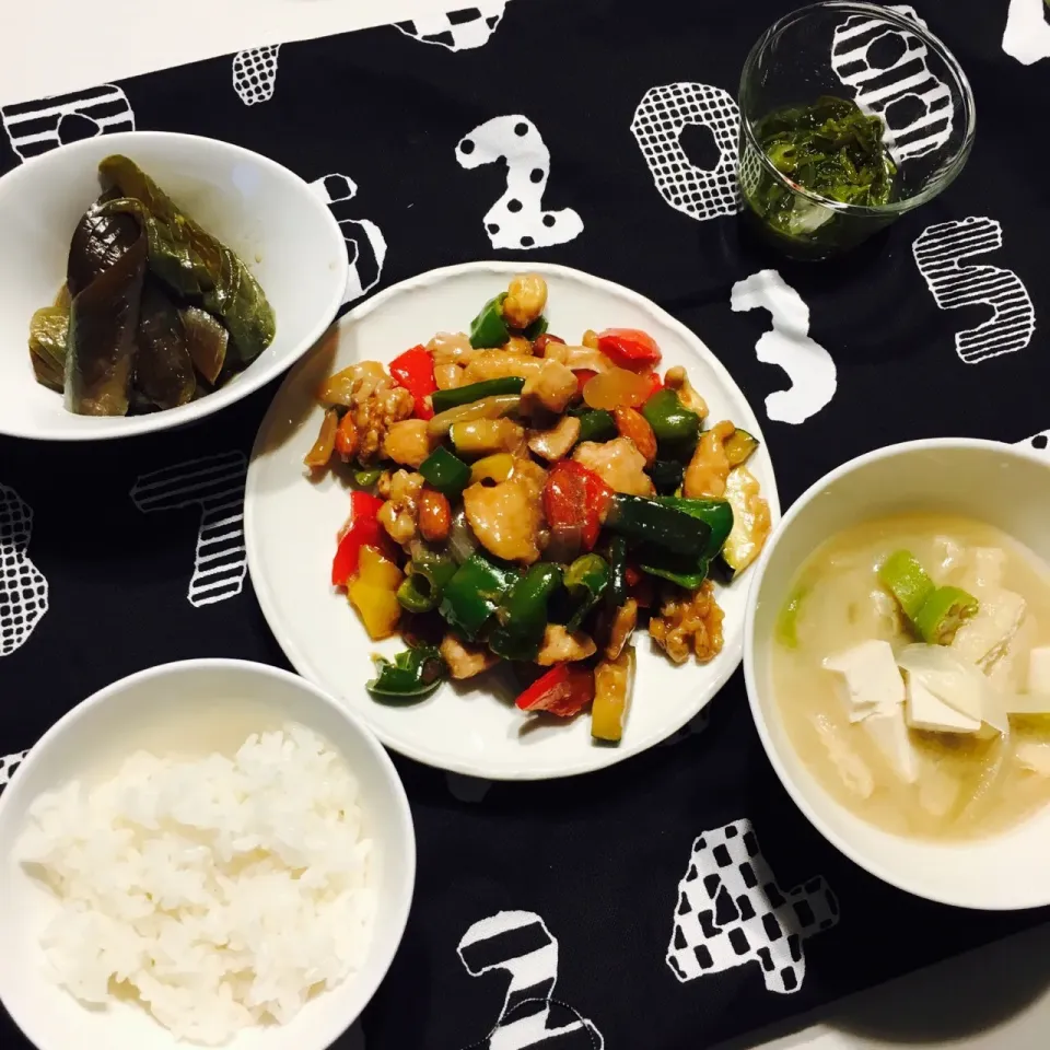 Snapdishの料理写真:#ユキ飯
#鶏のナッツ炒め
#めかぶ|tuyet716さん