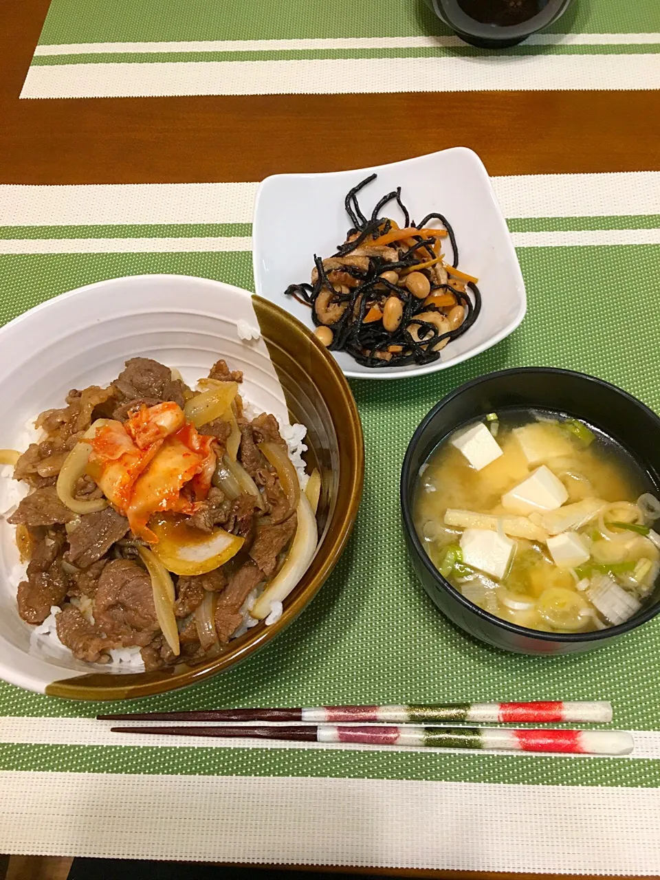 焼肉丼、ひじき煮、味噌汁|kumi♡さん