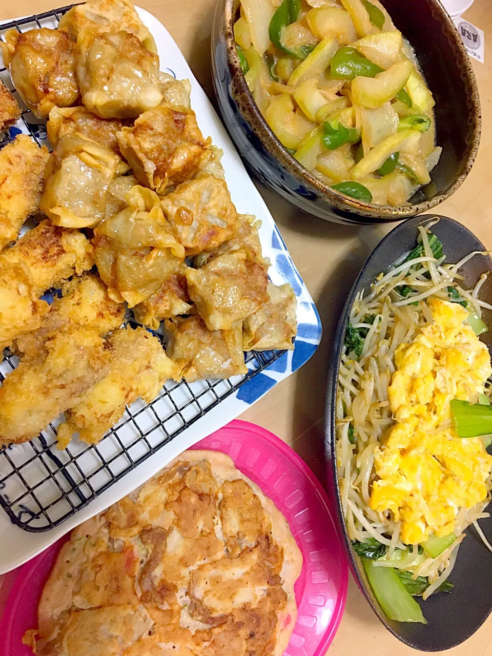 夕飯 夕顔味噌炒め シュウマイ揚げ ちくわフライ もやし青梗菜オイスター炒め 昨日の残りのお好み焼き|abekoさん