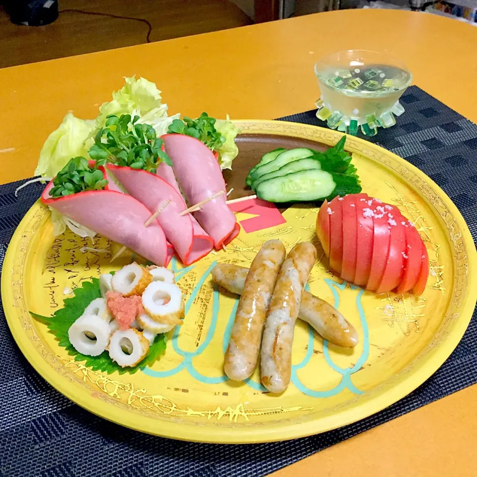 Snapdishの料理写真:今日の家呑み!  (^-^)
・冷やしトマト 
・焼きソーセージ 
・ちくわの明太子和え 
・カイワレのハム巻き 
・キュウリの糠漬け 
ワンプレートにまとめてみました!  (^_−)−☆|Kei Satoさん