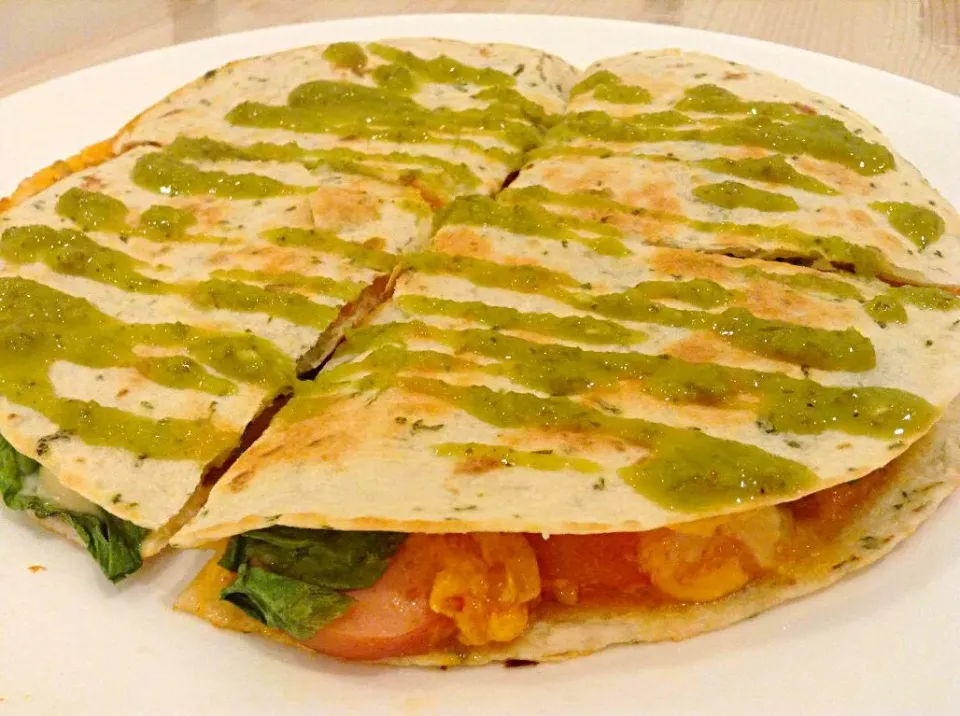 Hotdog quesadilla with homemade and spicy green salsa.
 #quesadilla|Jorge Bernal Márquezさん