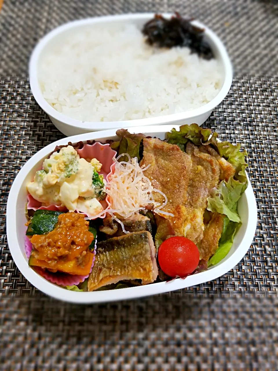 Snapdishの料理写真:今日のお弁当🎵　豚ロースソテー(カレー風味)🐷🐷|クッキングオヤジさん