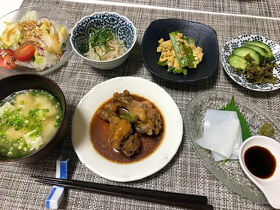 ばんごはん。鶏手羽元煮、明太こんにゃく、絹さや卵とじ、野菜サラダ、豆腐と油揚げのお味噌汁。|yukiさん