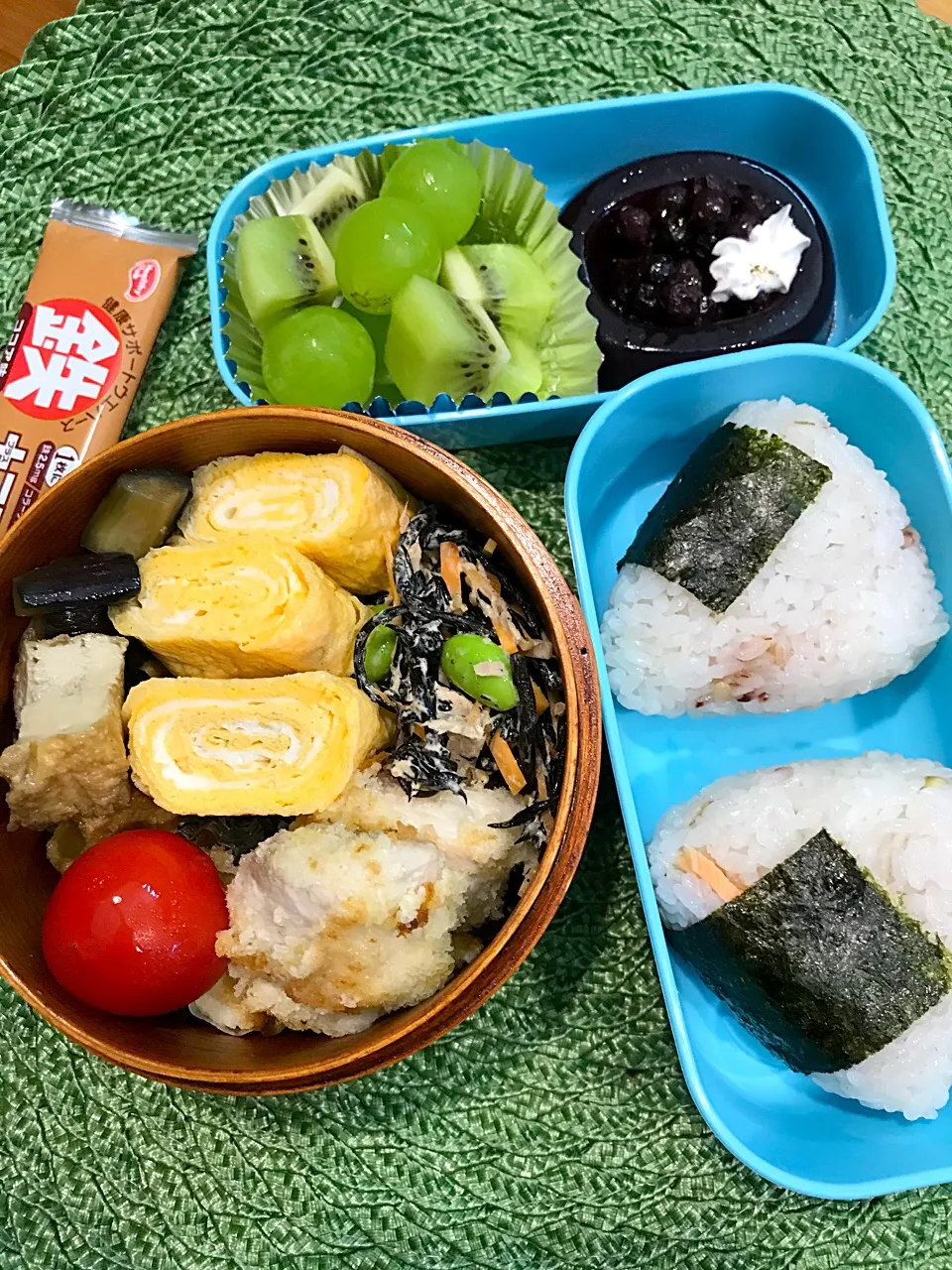 Snapdishの料理写真:パパたろ弁当🍱

塩鮭と梅干しのおむすび🍙
卵焼き
ひじき枝豆人参ツナのサラダ
厚揚げとなすの照煮
シイラのフライ
ミニトマト

ブルーベリーゼリー
シャインマスカット
キウイ|ひななぎさん