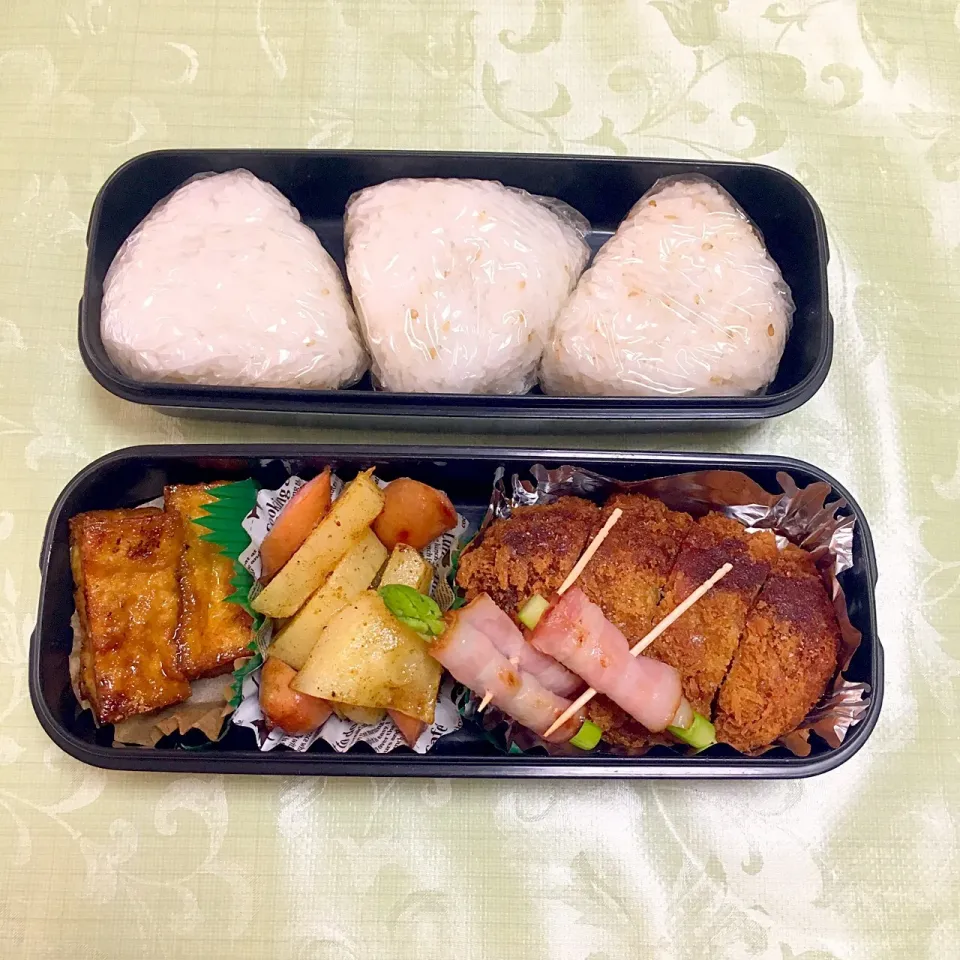 息子のお弁当 ミンチカツ アスパラベーコン ジャーマンポテトカレー風味 厚揚げのヨシダソース炒め おにぎり|keitakumamaさん