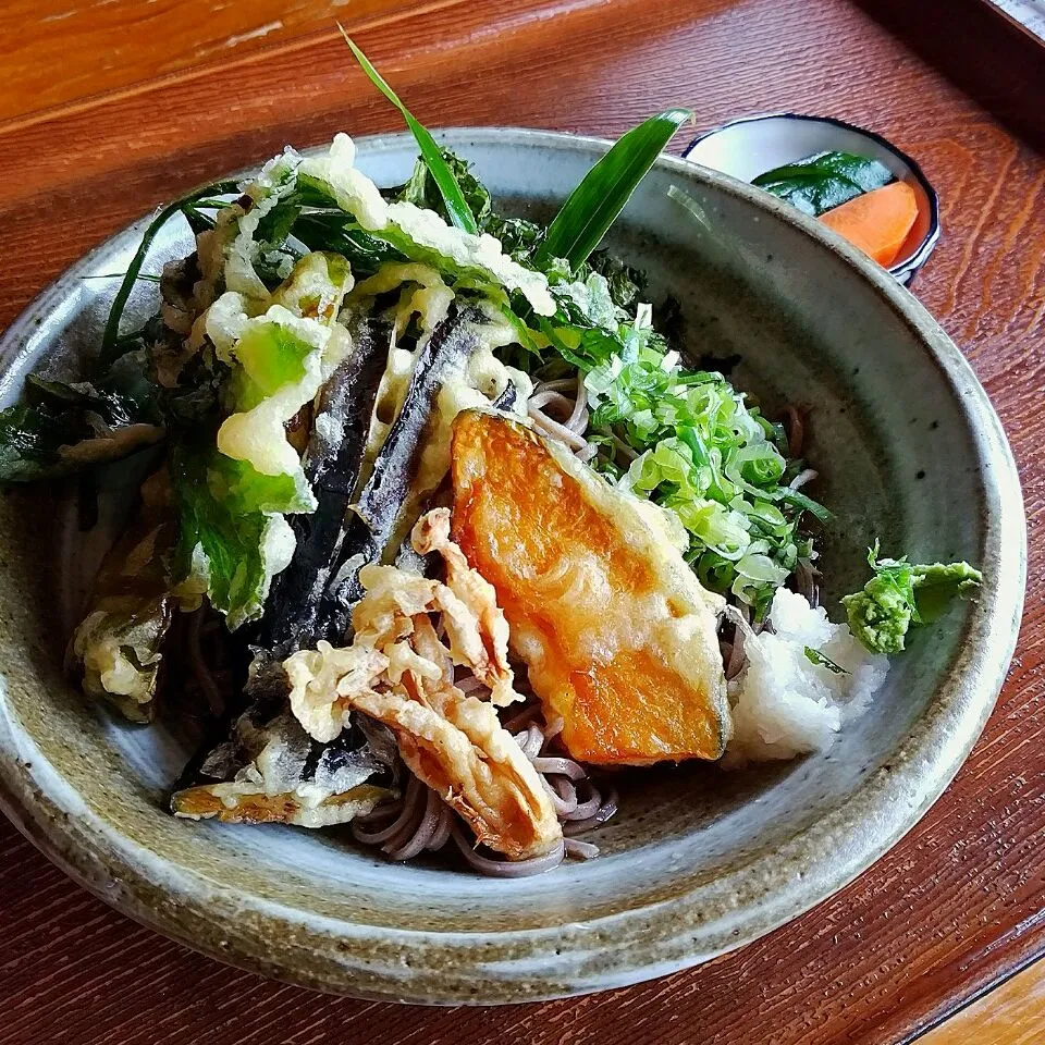 西天城高原の牧場でランチ🍴
ぶっかけ天ぷら蕎麦をチョイス😙お野菜が新鮮で美味しい❤|Kashimanakitchenさん