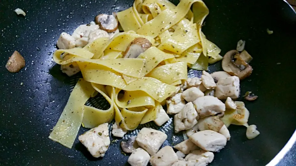 aglio olio chicken + mushroom for lunch box  
😍👄👅👅💋💋💋💋💗|🌷lynnlicious🌷さん