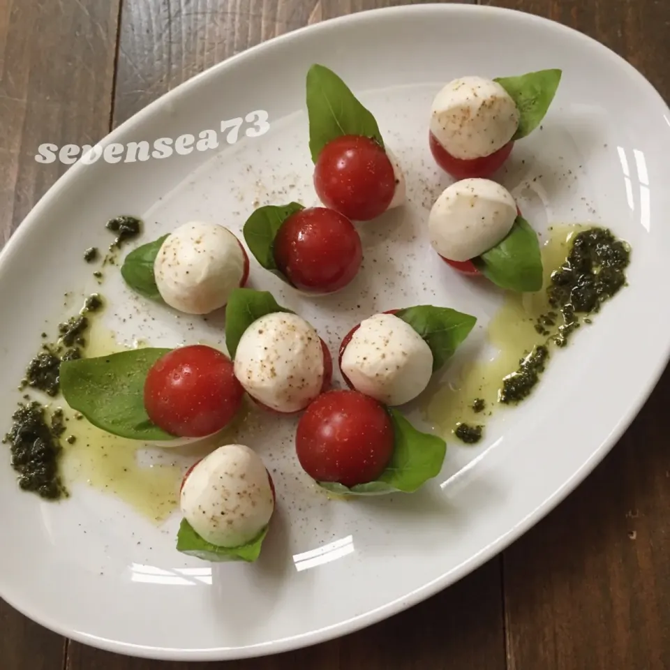 Snapdishの料理写真:小さなカプレーゼ🥂ʕ-̼͡-ʔ🍅🍃|七海さん