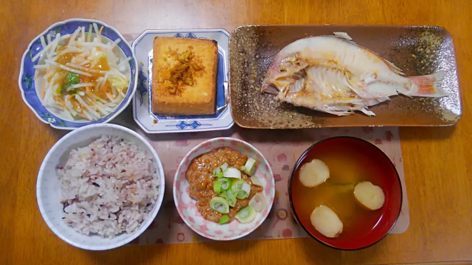 ８月１５日　鯛の一味塩　厚揚げ　大根サラダ　納豆　麩のお味噌汁|いもこ。さん