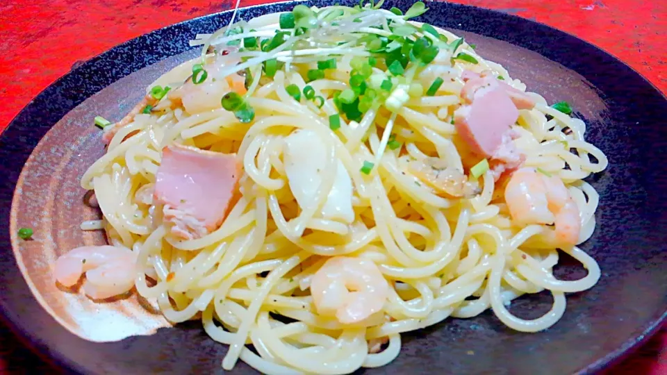 Snapdishの料理写真:塩麹のベーコンとシーフードのパスタ🍝|かぴかぴさん