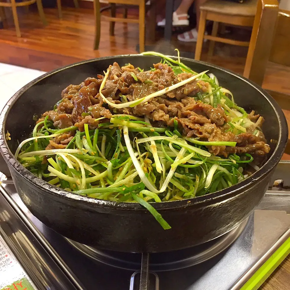 ソウル食い倒れ旅🇰🇷 その①          葱プルコギ. お肉もたっぷり.甘辛さも絶妙😊|🌿ぴぴさん