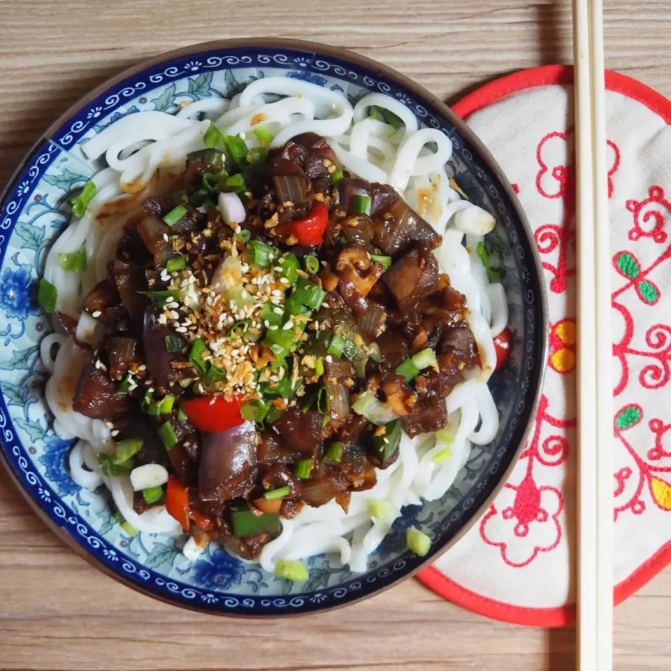 Dry noodles with mixed vegetables sauce (素八寶炸醬麵）|Misstyさん