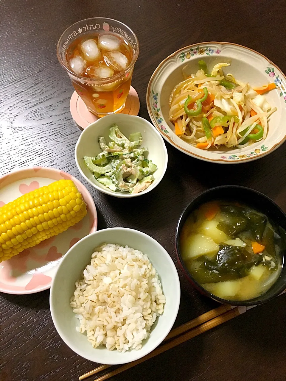 野菜炒め、ゴーヤとツナのサラダ、蒸しトウモロコシ、味噌汁(玉ねぎ、人参、ジャガイモ、ワカメ)麦飯(*^｡^*)|ライムさん