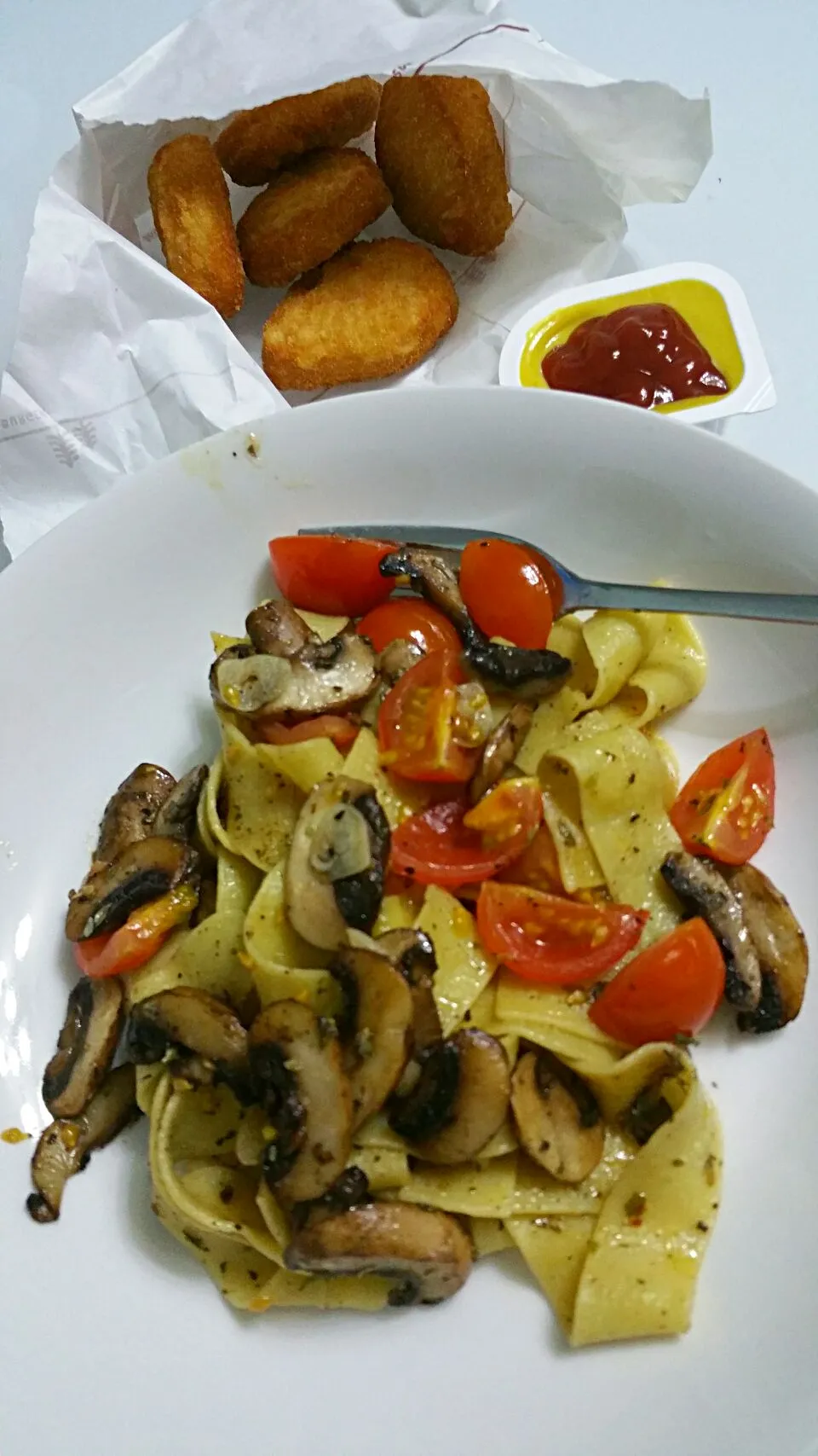 Pasta with mushrooms + tomatoes +MOS Burger Chicken nuggets with favourite mustard and tomato sauce 😍👄👅👅💋|🌷lynnlicious🌷さん