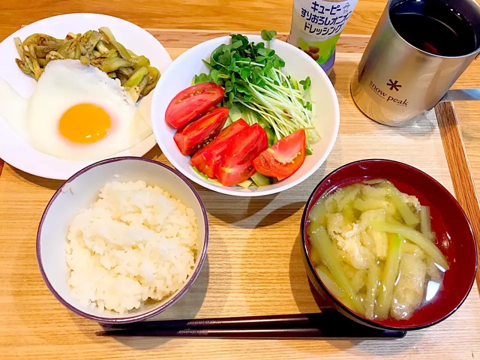 今日の朝飯！

#ナスの炒め物 #目玉焼き #トマト #ナスの味噌汁 #カイワレ大根|茂木 和哉さん