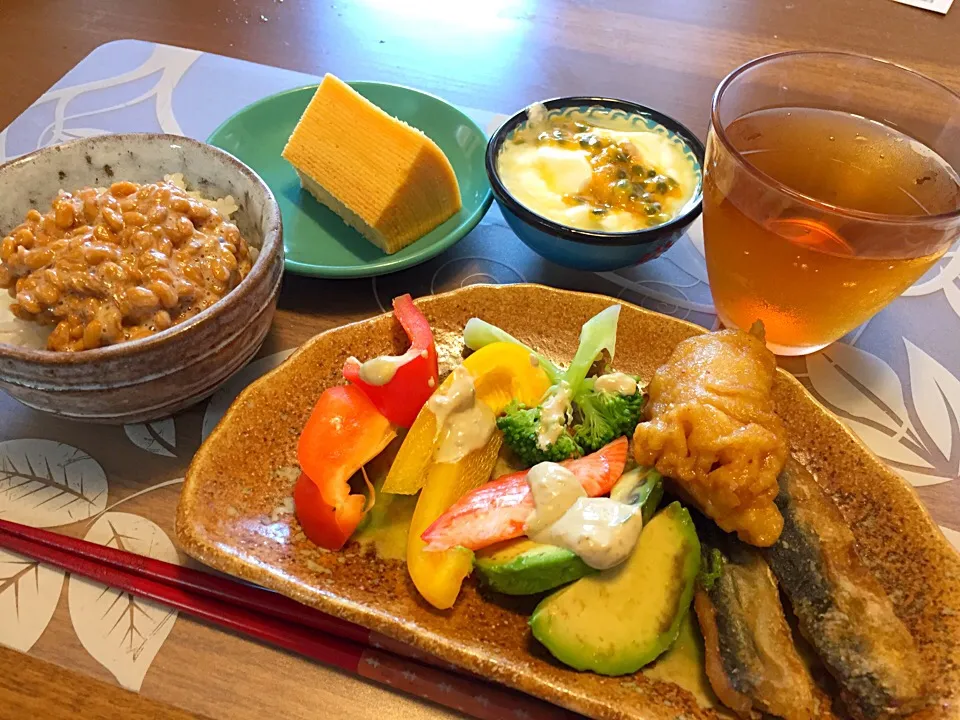 Snapdishの料理写真:朝ごはん
秋刀魚唐揚げ、レンコンとイカの唐揚げタレ漬け、アボカド、パプリカ、ブロッコリー、白米、納豆、アケビ入りヨーグルト、バームクーヘン|かよちゃんさん