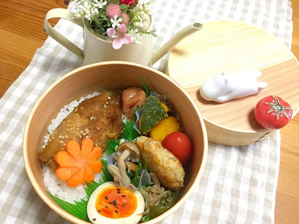 Snapdishの料理写真:8/23 お弁当！#鯵のゴマ照り#煮かぼちゃ#鶏バーグ#ほうれん草としめじのお浸し #じゃこピーマン#煮酢卵|Tsugumiさん